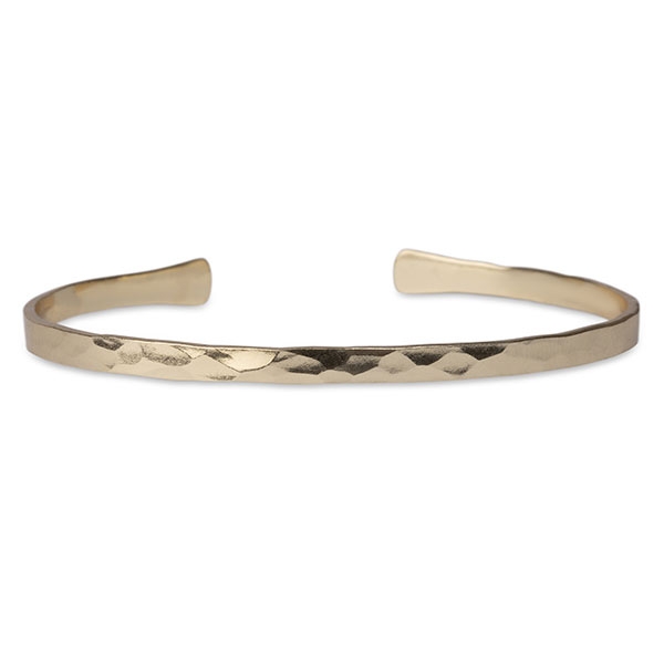 Et trendy gull armbånd med hamret overflate som er justerbar i størrelse. Fantastisk fin bangle som vil gjøre ethvert antrekk litt kulere. 