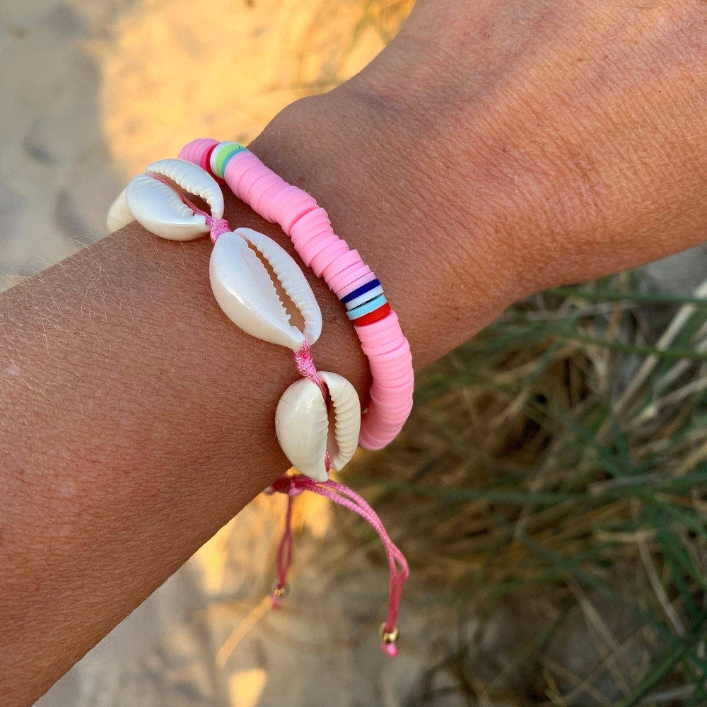 Kom i sommerstemning med vårt rosa armbånd-sett Naxos vacay fra JBX Accessories. Settet består av 2 ulike armbånd laget av skjell og Heishi-perler. Setter garantert prikken over i'en og løfter ethvert sommerantrekk til nye høyder. 
