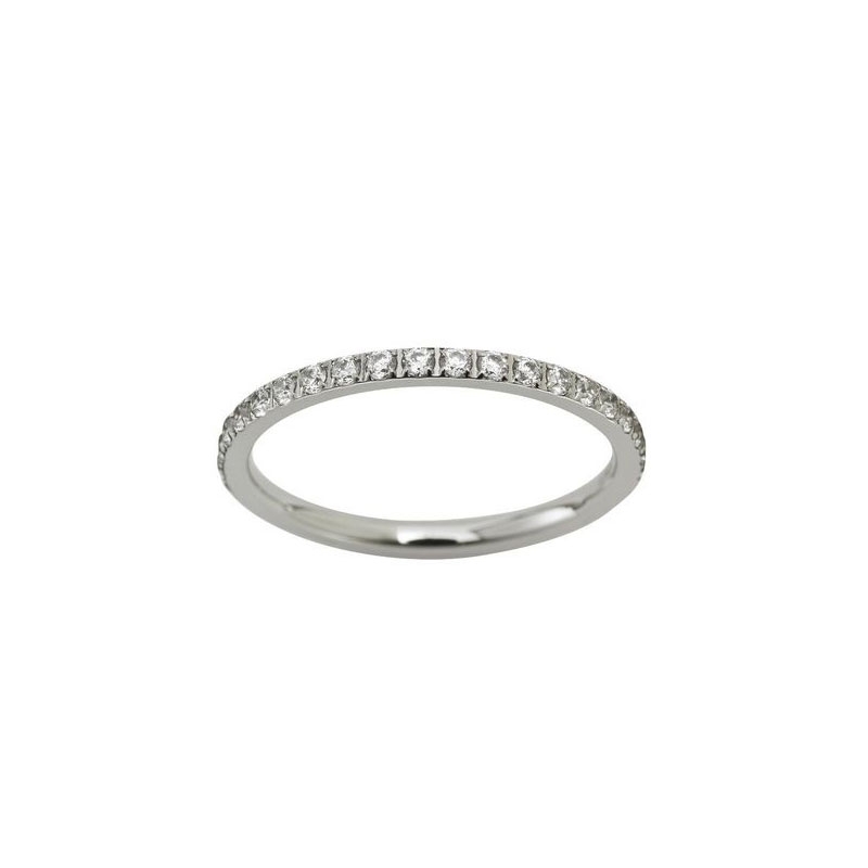 Tynn delikat og feminin ring fra svenske Edblad. Så enkel men likevel så fin! Ringen er besatt med blanke Cubic Zirkonia stener vakkert fattet i høyglanspolert rustfritt stål. Den perfekte gave til deg selv eller en du er glad i. 