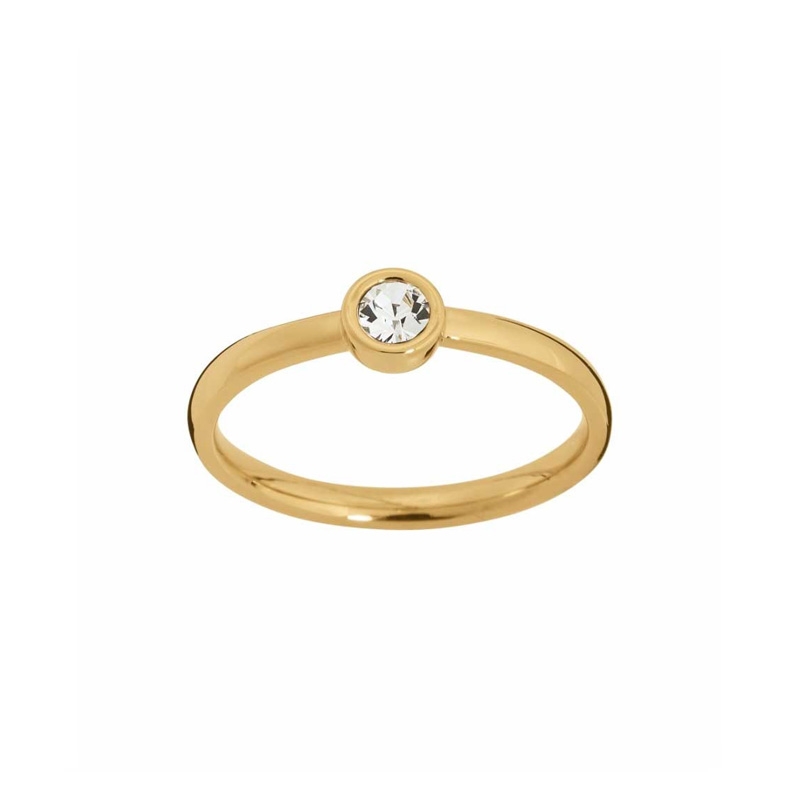 Nydelig liten ring fra Edblad i gullbelagt stål pyntet med rund dekorativ Swarovski-sten. Den enkle og elegante stilen på denne ringen gjør at den raskt blir en favoritt i smykkesamlingen din. Et utrolig fin og feminin ring du kan bruke til alt. 