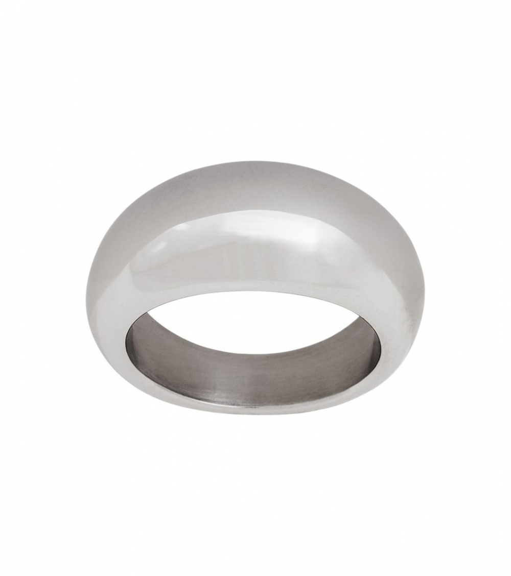 Denne ringen har vi forelsket oss i! Super trendy Furo ring er en stor chunky ring i rustfritt stål med blankpolert finish. Ringen har en enkel, minimalistisk design med et litt urbant og maskulint preg. Perfekt som gave til din stilbevisste venninne.