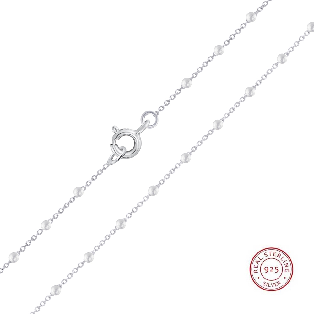 Tynt halskjede i ekte sølv som er prydet med små, vakre perler. Et sjarmerende halssmykke i minimalistisk stil som passer utrolig godt sammen med matchende armbånd. Et must til smykkesamlingen din! 