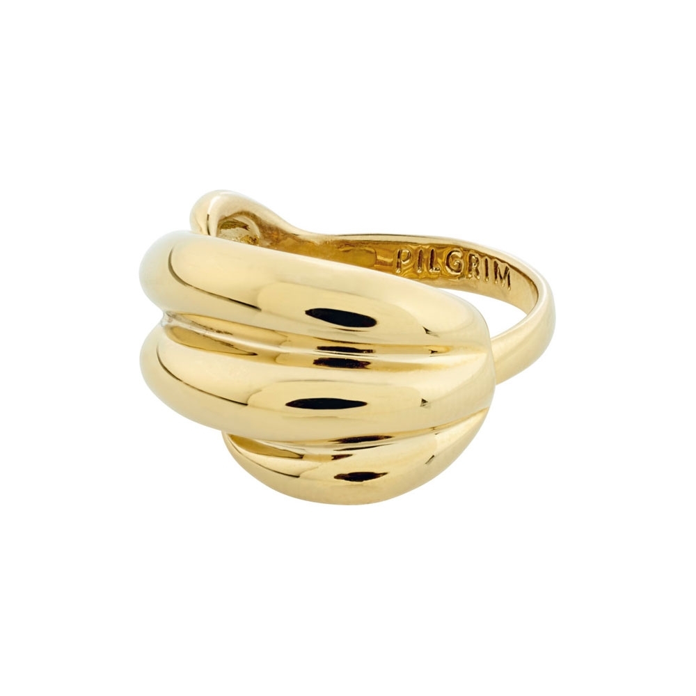 Be courageous! Denne chunky, gullbelagte ringen fra Pilgrims Courageous-kolleksjon skaper et stylish blikkfang på hånden din, og de irregulære formene vil tilføre et dynamisk touch til ethvert antrekk.
