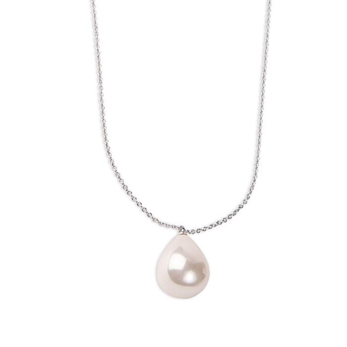 Sølvbelagt halskjede med vakkert perleanheng fra Pearls for girls by pfg STOCKHOLM. Et klassisk perlekjede med stor hvit dråpeformet Mother of pearl.
