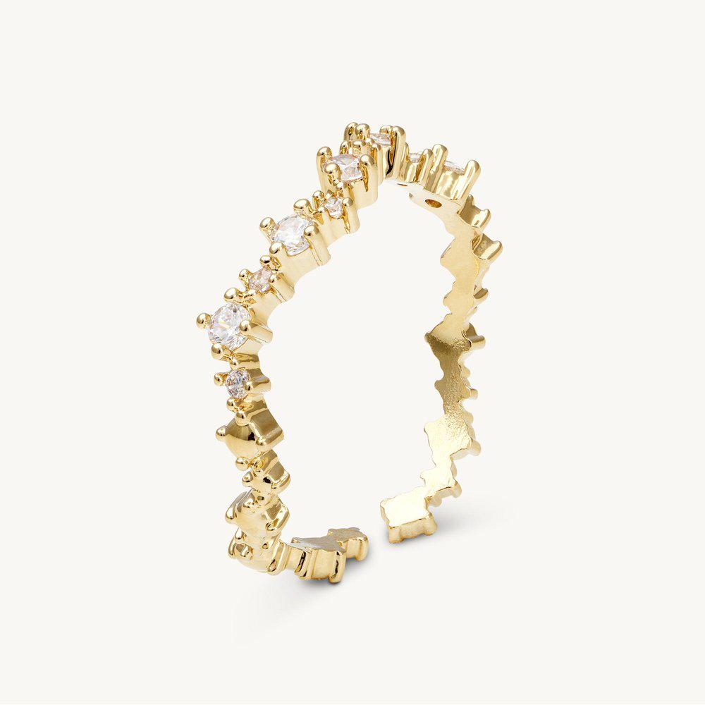 Ny i samlingen, vår Petite Capella-ring er et fantastisk tillegg til sine motstykker. Satt i gull med buede linjer og pyntet med endeløse små Swarovski-gems, er denne ringen fengslende fra første blikk.
