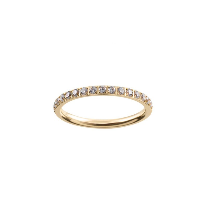Tynn, delikat og feminin ring designet av Edblad. En enkel men likevel stilfull ring med små nydelige CZ krystaller. Ringen er produsert i 14k forgylt stål og besatt med flere blanke Cubic zirconia steiner som glitrer pent.