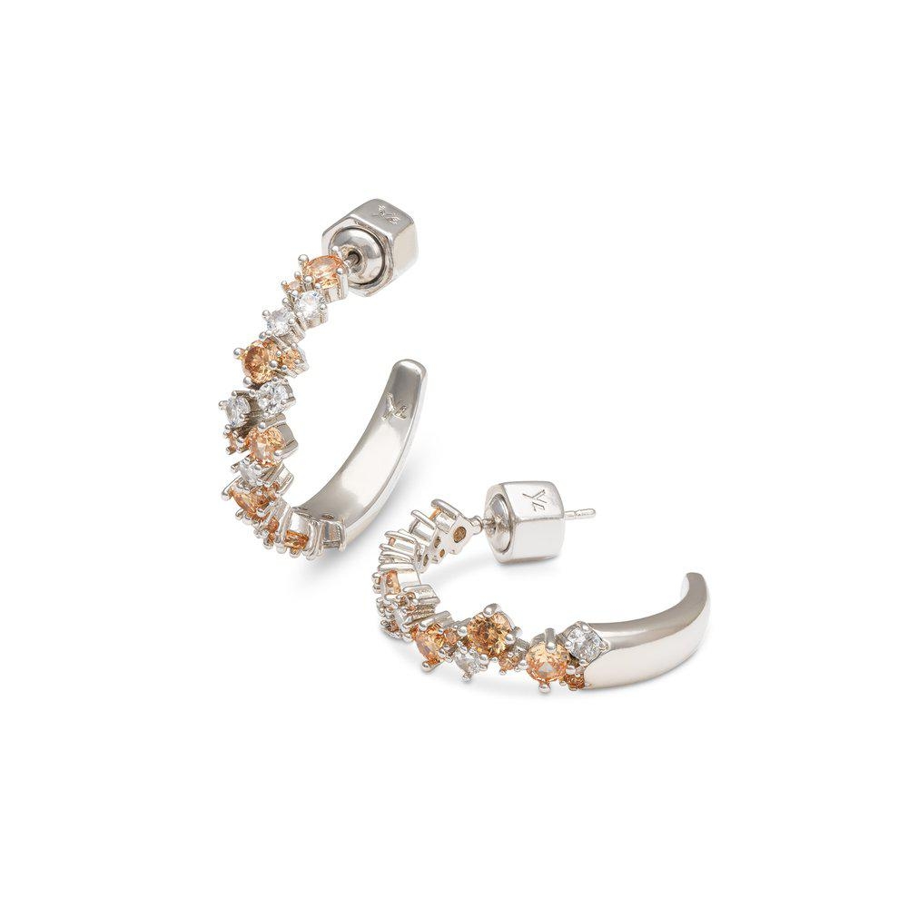 Et klassisk åpent hoop-design med en avantgarde-vri, dette elegante paret øredobber har champagne- og klare cubic zirconia-steiner som glitrer blant delikate sølvbelagte perler. 