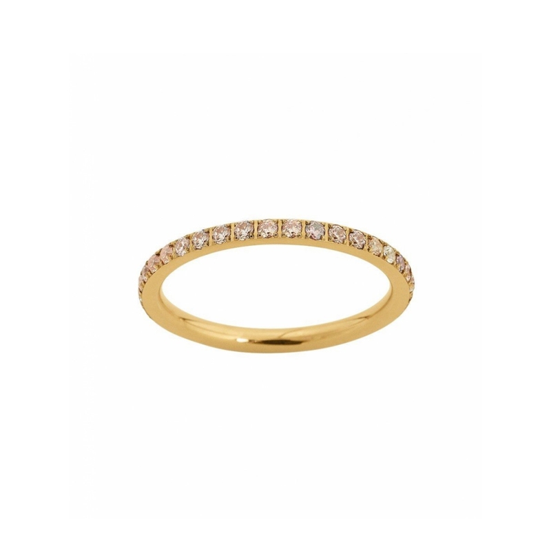 Glow ring mini blush fra svenske Edblad er en delikat ring pyntet med en rekke dusrosa små krystaller. Svært tynn og nett ring som lett kan kombineres med andre ringer. De små glitrende steinene gir ringen et feminint og litt romantisk utseende. 