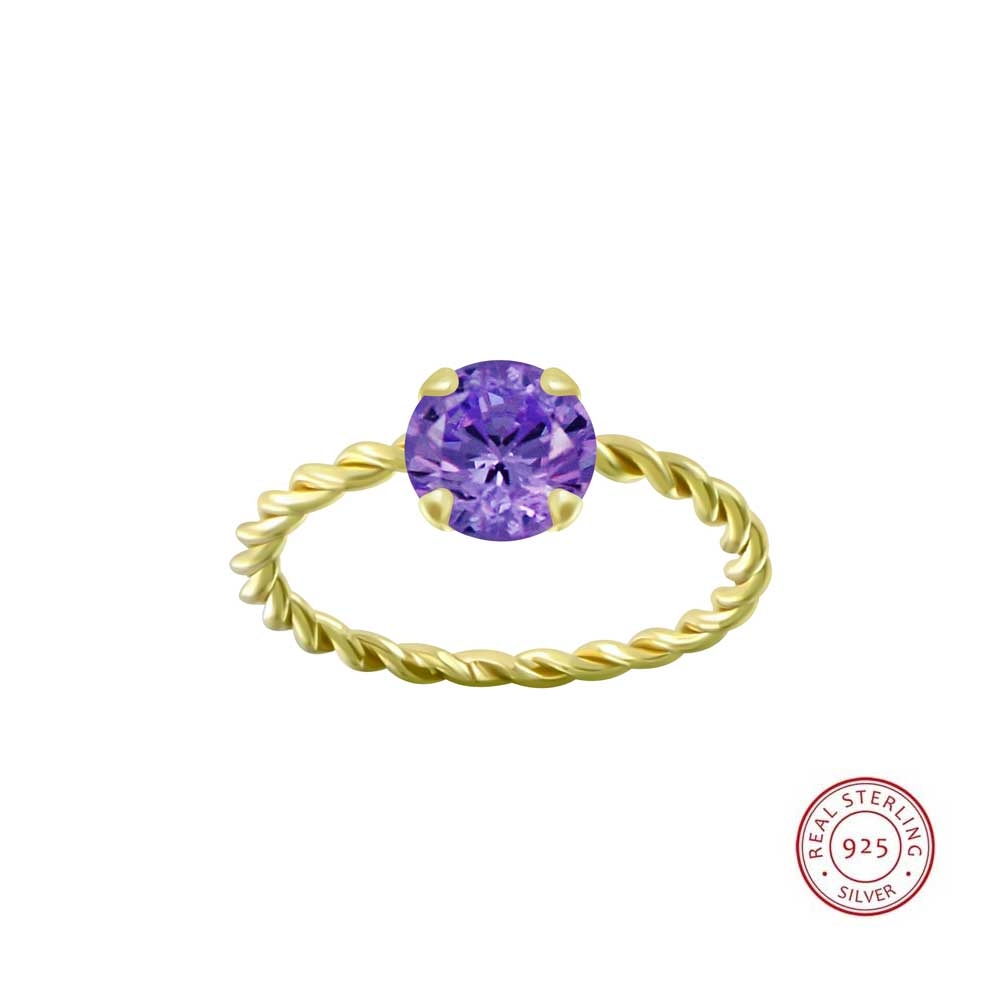 En drømmering! Nydelig ring prydet med fargerik lilla krystall. En fantastisk fin ring med tvistet design i 14K forgylt sterling sølv 925. En ring som har det lille ekstra, og som vil løfte ethvert antrekk.