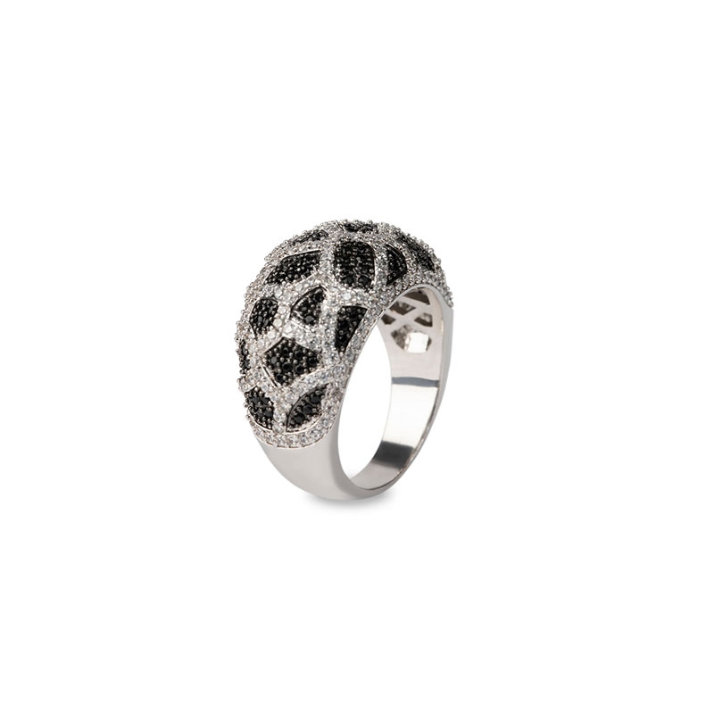 Glamorøs cocktailring med moderne leopardmønster. Ringen er dekorert med en mengde klare og sorte glitrende Cubic zirconia krystaller. 
