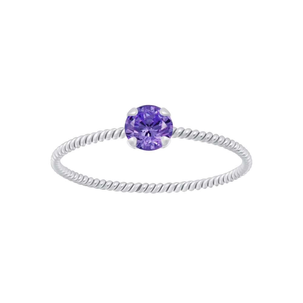 Delikat krystallbesatt ring egnet for enhver anledning. Svært tynn og nett ring med tvistet design i sterling sølv 925. Ringen er pyntet med en liten glitrende Cubic Zirconia krystall i mørklilla farge. En sjarmerende ring som vil løfte ethvert antrekk.