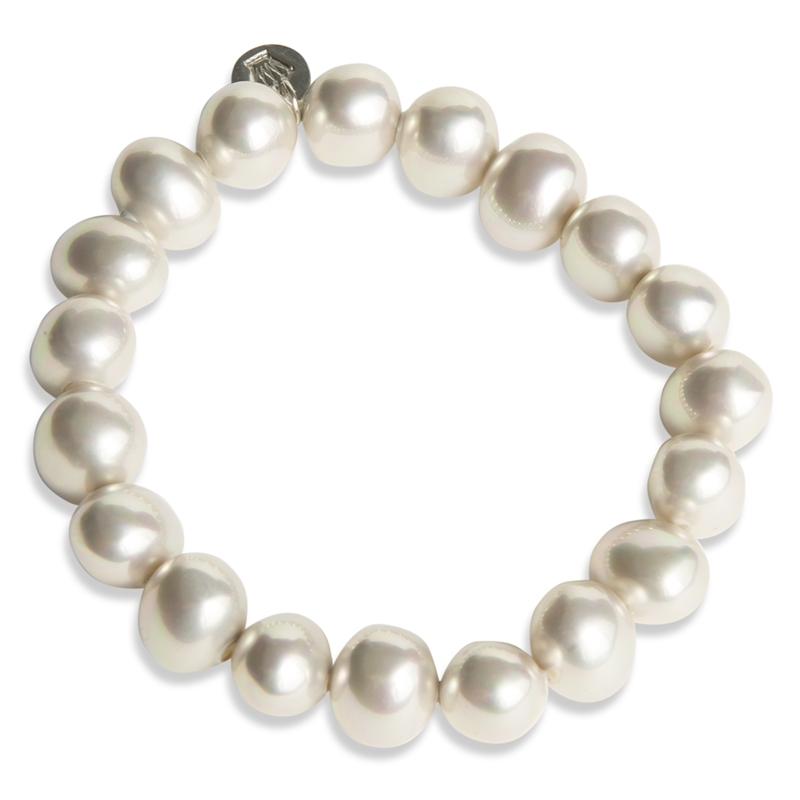 Klassisk perlearmbånd med hvite skimrende Mother of pearls. Et tidløst armbånd som passer til alle anledninger. Perler vil aldri gå av moten eller bli utdatert, det er noe du har for alltid. 