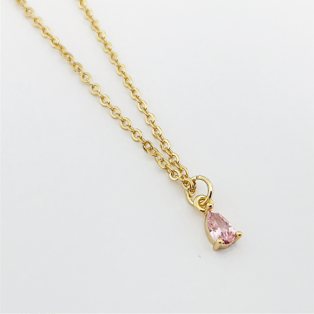 Bittelite gullbelagt halssmykke med rosa krystallanheng fra SNÖ of Sweden. Smykke Camille er det perfekte hverdagstilbehøret – og takket være det lette uttrykket er det perfekt å bruke sammen med andre anheng eller halskjeder.