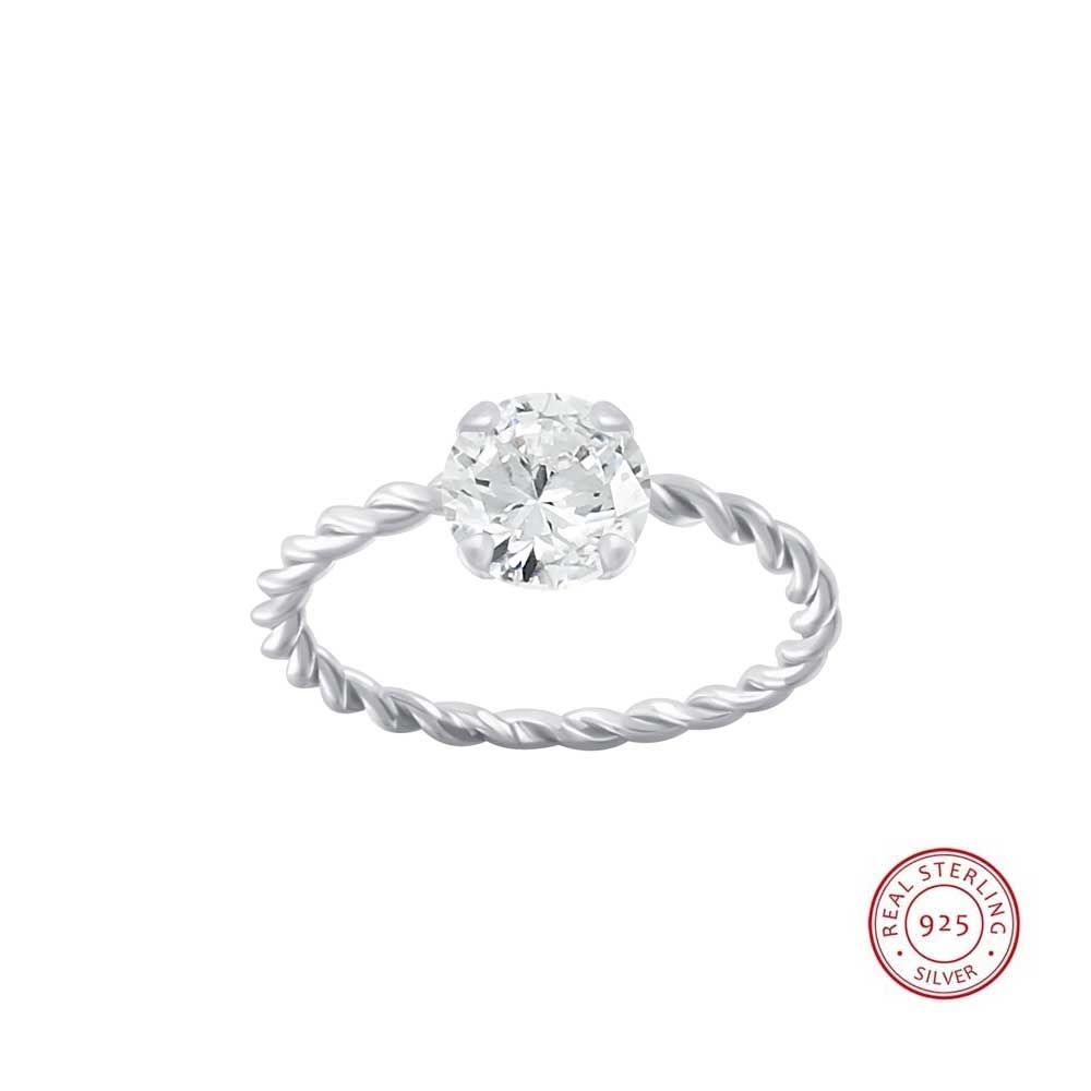 En drømmering! Nydelig sølvring prydet med tidløs klar krystall. En fantastisk fin ring med tvistet design i ekte sterling sølv 925. En ring som har det lille ekstra, og som vil løfte ethvert antrekk.
