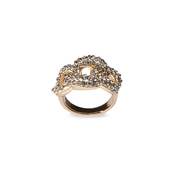 Den perfekte statement ringen som vil imponere og gi glamour til ethvert antrekk. Stor gullfarget ring med gulldetaljer dekket med glitrende grå strassteiner av glass.