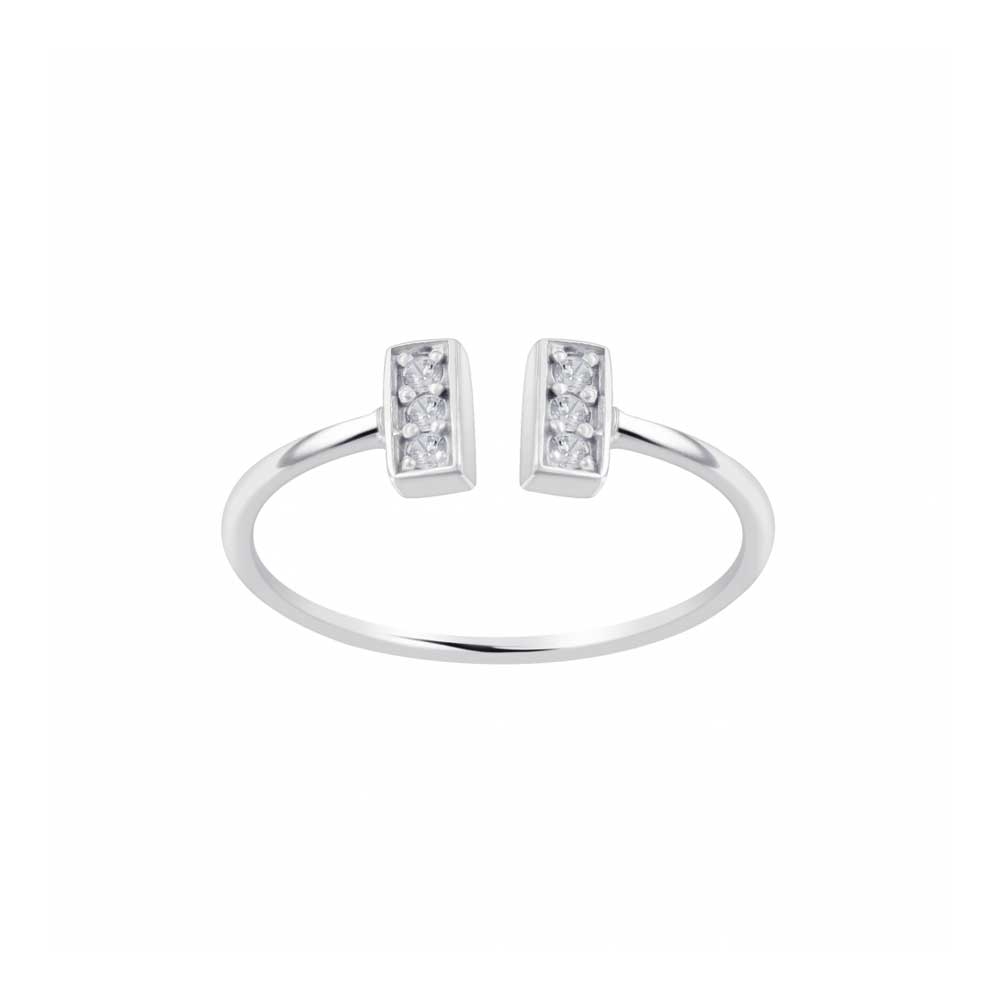Superfin åpen ring i ekte sølv besatt med bittesmå klare Cubic zirconia krystaller, noe som gir ringen et diskret skimmer. En feminin og delikat ring som pynter opp hånden din. Ringen gjør seg godt alene, men passer også bra sammen med andre ringer.