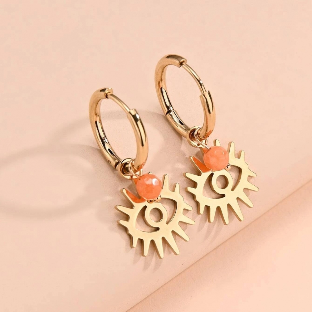 Din nye smykkefavoritt til sommerens festlige anledninger! Inspirert av strålende morgensol - Eye hoop earrings Soleil fra JBX er en hyllest til soloppgangen. Disse nydelige øredobbene er utsmykket med små korallfargede perler og charms formet som øyer. 