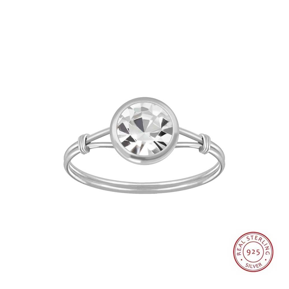 Nydelig håndlaget ring prydet med stor glitrende Cubic Zirconia sten i klassisk blank farge. En dekorativ ring med fine detaljer i ekte sølv 925s. Denne ringen retter fokuset mot hendene dine, og gir en glans utenom det vanlige. 
