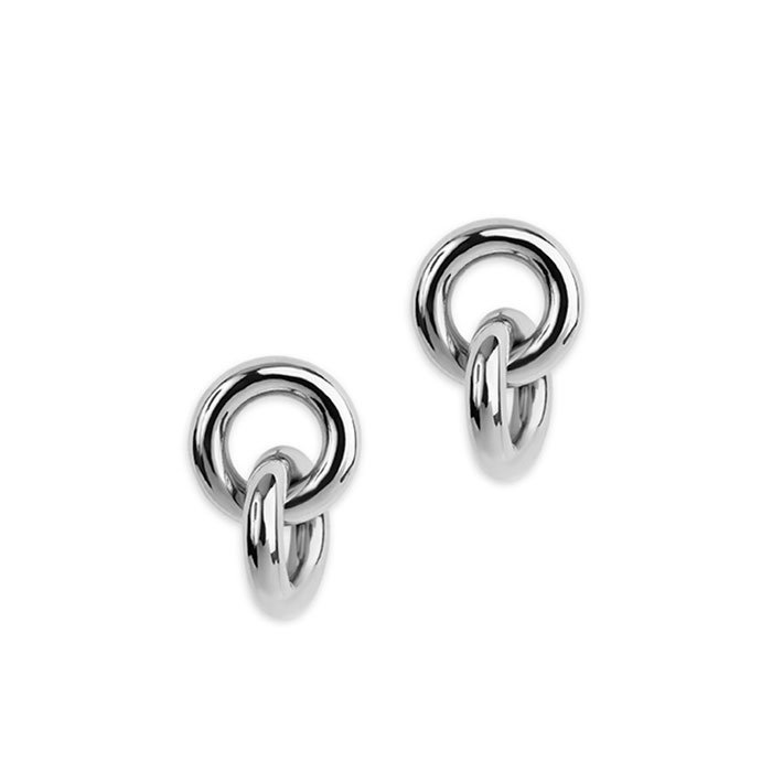 Enkle små hverdagsøredobber fra Pearls for girls by pfg STOCKHOLM. Øredobbene består av to sølvfargede ringer satt sammen - klassisk og tidløst design på sitt beste. 