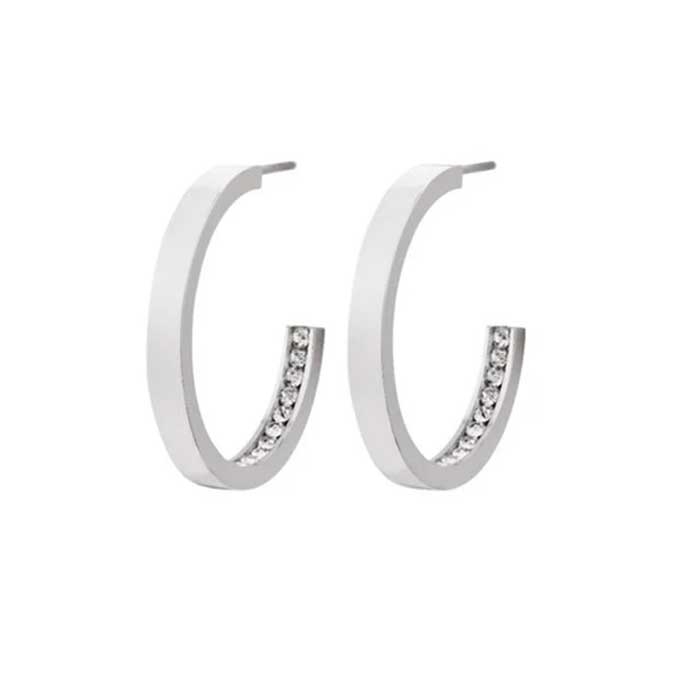 Klassiske, enkle og elegante hoops øredobber fra Edblad. Det er et must å ha noen basis-smykker i smykkeskrinet - disse bestselgende øredobbene bør alle kvinner ha!