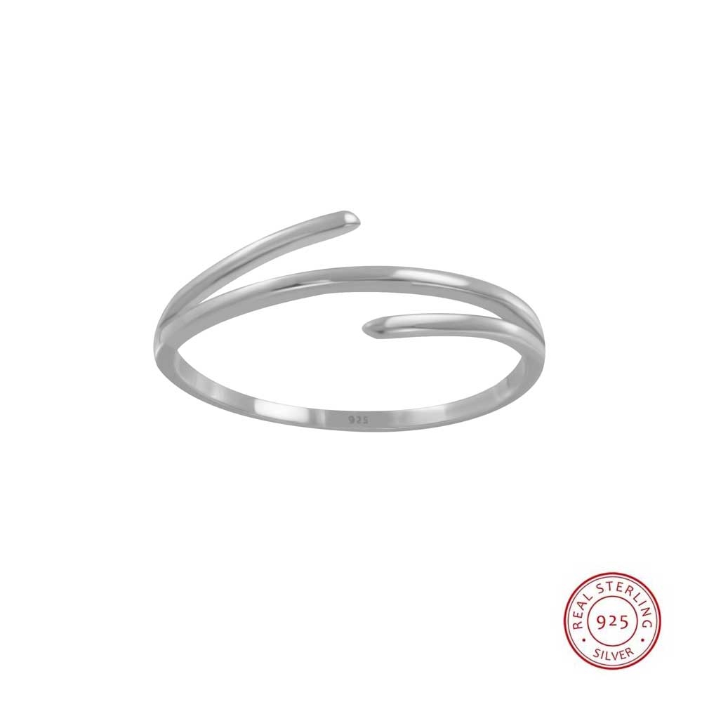 Med en enkel ring som Meja er det lett å piffe opp stilen, eller forsterke effekten av andre ringer. Et casual hverdagsoutfit får enkelt nytt liv ved hjelp av trendy tilbehør som denne stylish ringen rundt fingeren.