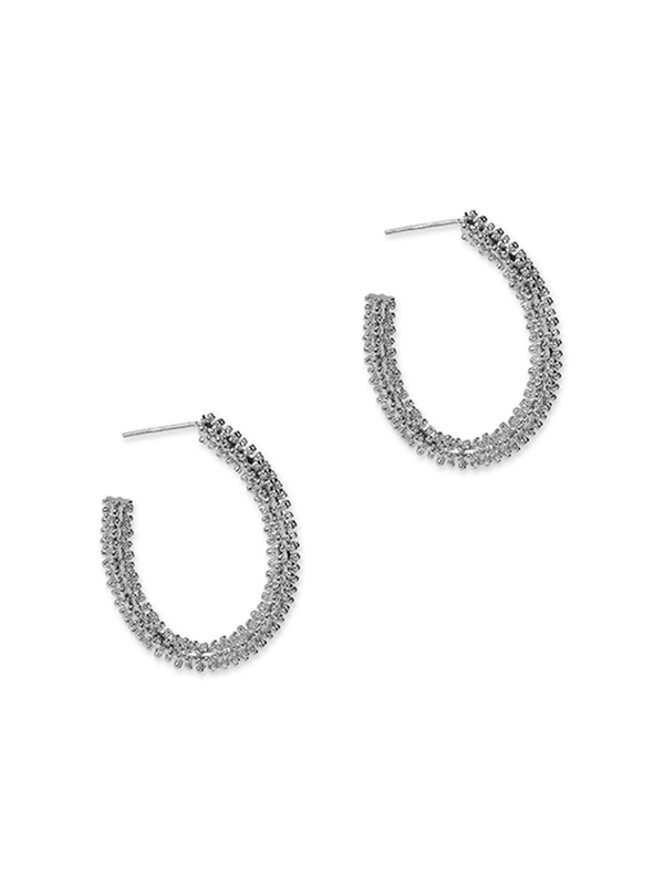 Store ovale øreringer fra PFG Stockholm. Et par glitrende hoops med sølvbelagt knudret overflate. Den utradisjonelle formen skaper oppmerksomhet og gir et unikt uttrykk.