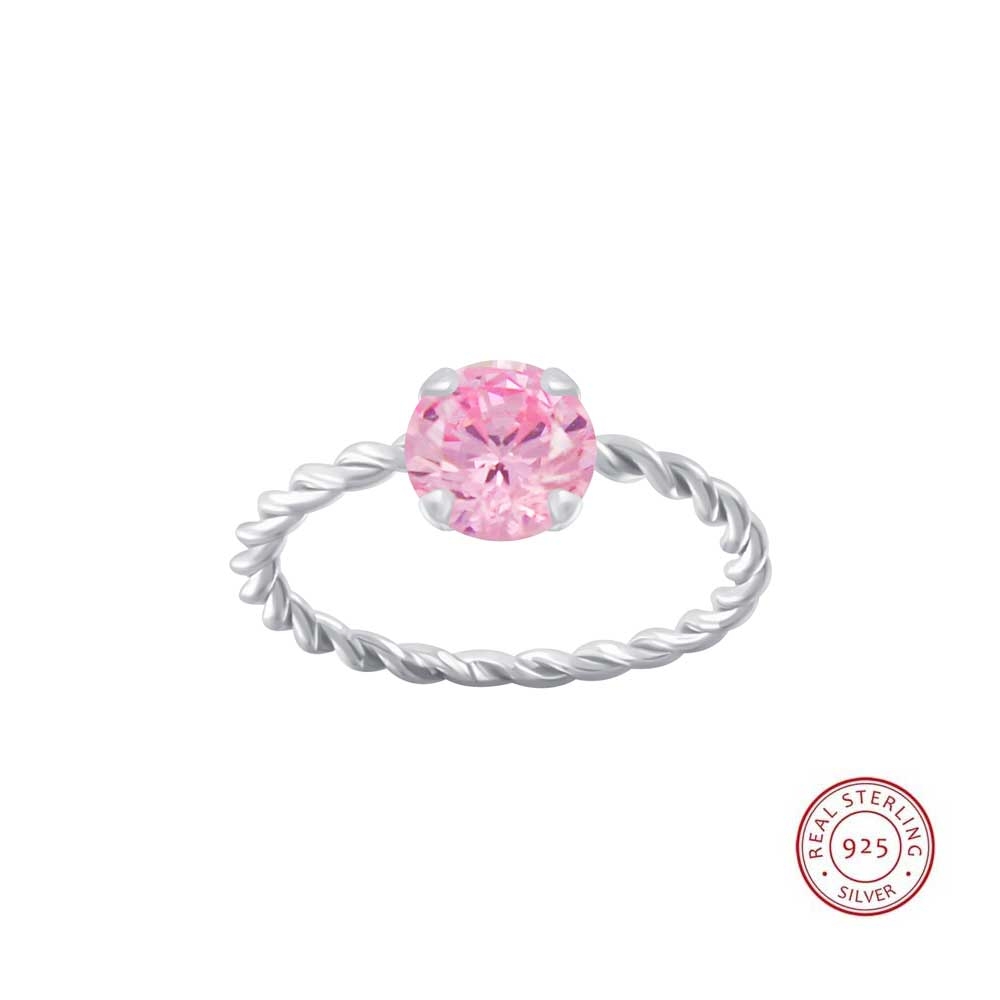 En drømmering! Nydelig sølvring prydet med fargerik lys rosa krystall. En fantastisk fin ring med tvistet design i ekte sterling sølv 925. En ring som har det lille ekstra, og som vil løfte ethvert antrekk.