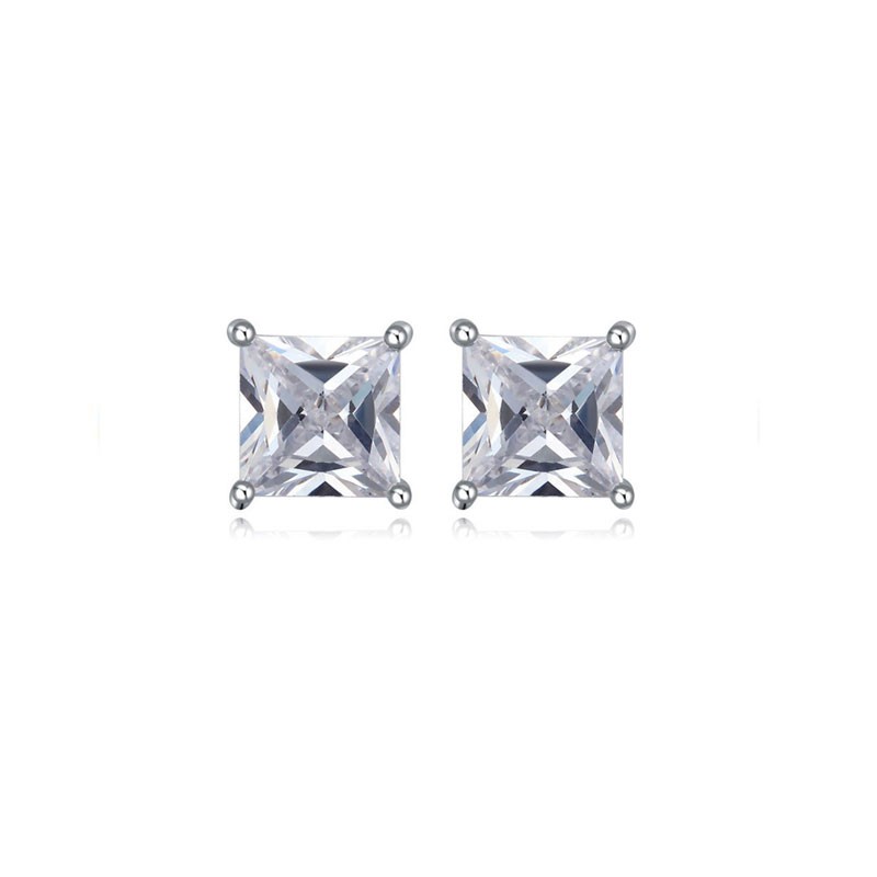 Klassiske, små og nette øredobber med glimrende cz krystaller fra JBX Accessories – et musthave i smykkeskrinet ditt. Øredobbene er laget av nikkelfri sølvlegert metall og pyntet med blanke strass krystaller laget av fasettslipt cubic zirconia.