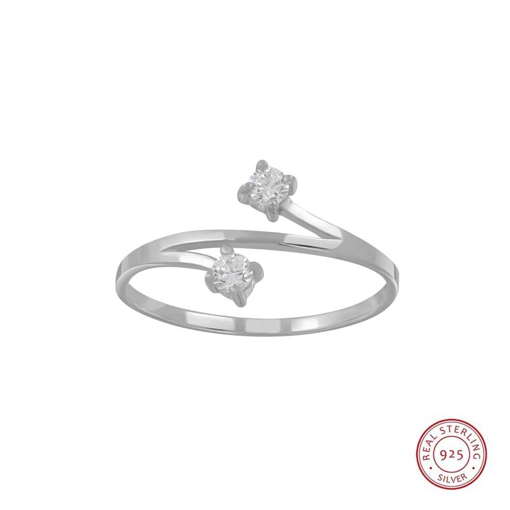 Glitrende blikkfang! Skap en stilig look med en enkel ring full av karakter. Galaxy crystal ring er en ring i ekte sterlingsølv 925 utsmykket med glitrende steiner som oser av luksus. En elegant ring som imponerer.