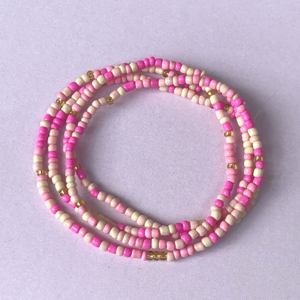 Nydelig kjede med små fargerike dekorative perler. Dette er et multifunksjonelt smykke som kan brukes både som armbånd og som halskjede/choker. Kjedet har en sukkersøt kombinasjon av små fine perler i kremhvitt, gullfarge og ulike rosa nyanser. 