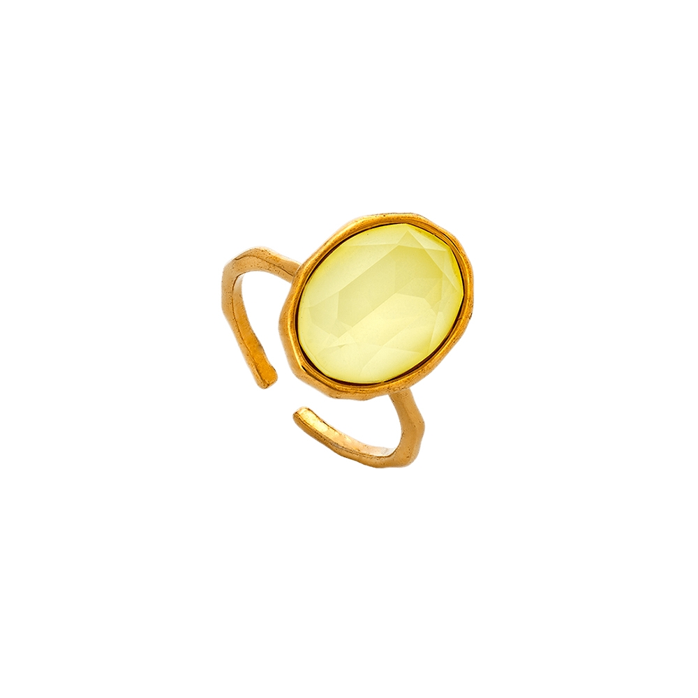 Ring Astrid oval ring fra Lily and Rose er en elegant ring med en stor sommerlig dusgul Swarovski krystall med gullfarget innfatning i messing. En fantastisk fin og fargerik ring som vekker oppsikt. Passer både til hverdags og fest.
