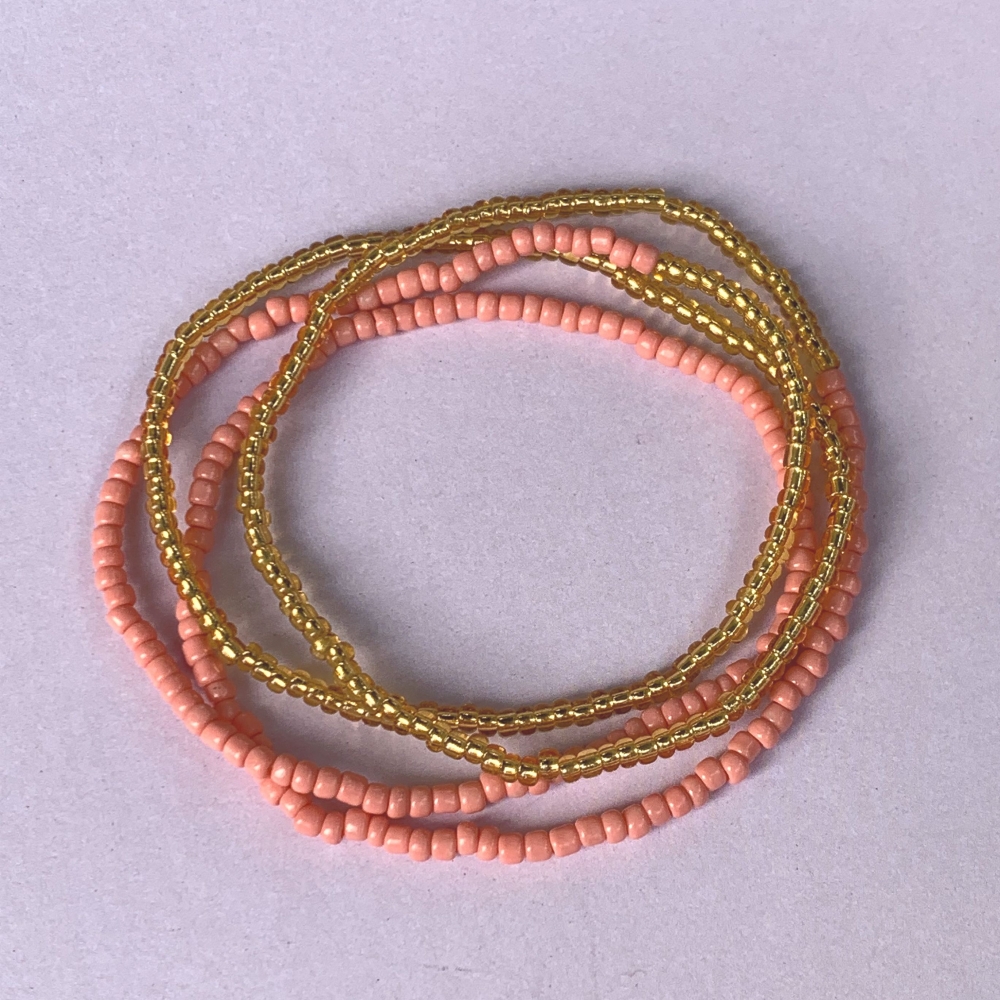 Nydelig kjede med små fargerike dekorative perler. Dette er et multifunksjonelt smykke som kan brukes både som armbånd og som halskjede/choker. Kjedet har en sommerlig kombinasjon av små flotte gullfargede glassperler og herlige lakserosa perler.