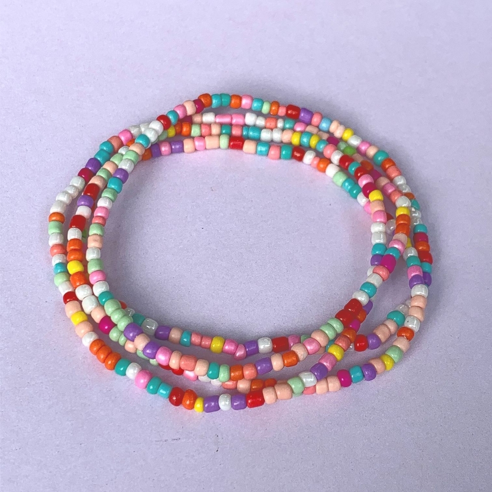 Nydelig kjede med små fargerike dekorative perler. Dette er et multifunksjonelt smykke som kan brukes både som armbånd og som halskjede/choker. Kjedet har en sommerlig kombinasjon av forskjellige små fine perler i ulike farger - ett sommer must have!