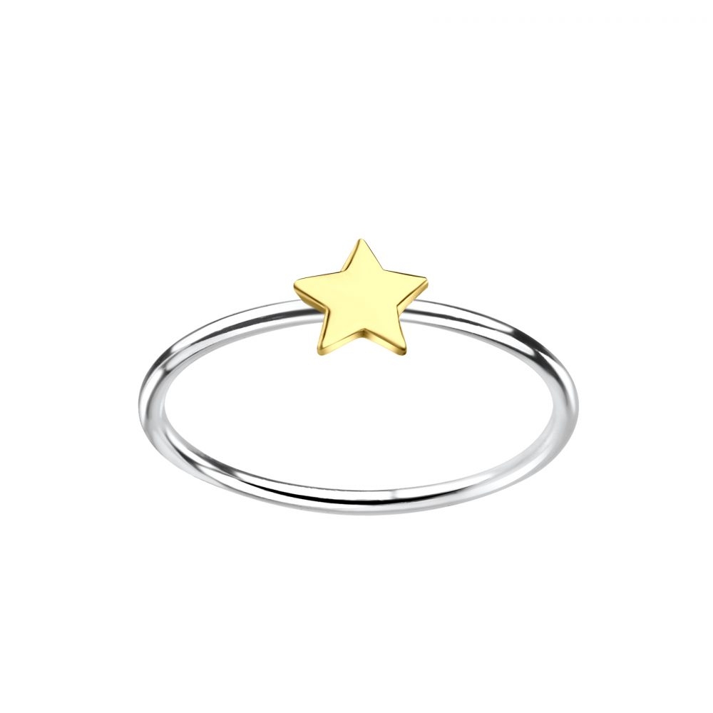 Enkel og klassisk ring med søt stjerne på toppen. Kan brukes alene eller i kombinasjon med andre ringer for en enda mer personlig look. Stjerneringen er laget i sterlingsølv 925.