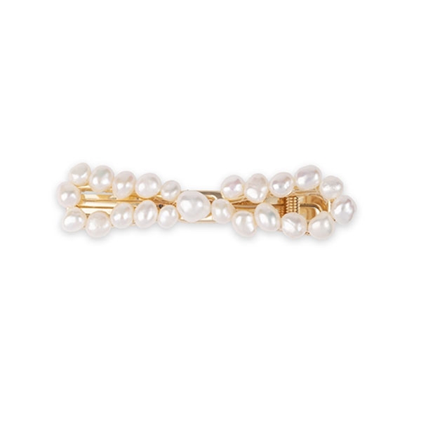 Nydelig gullfarget hårklype dekorert med vakre hvite perler - sesongens mest trendy tilbehør til håret. En perleklemme som piffer opp ethvert antrekk, og som passer til både hverdag og fest. 