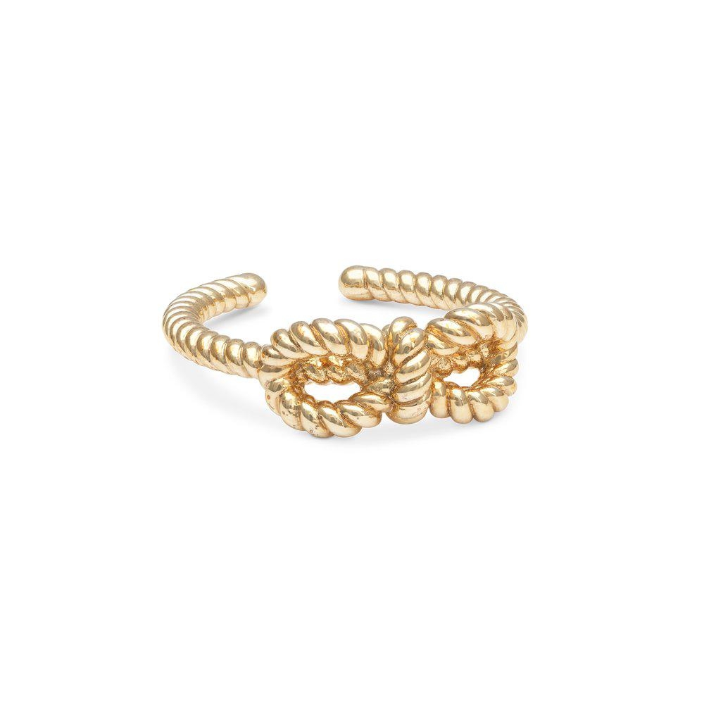 Skill deg ut fra det vanlige med denne gullbelagte, åpne ringen i form av en tauvridd sløyfe. Den åpne designen gir fleksibilitet i størrelsen og sikrer en komfortabel passform for enhver finger.