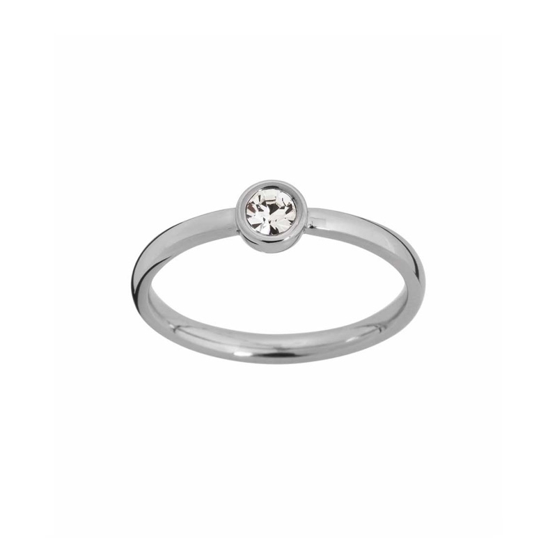 Nydelig liten ring fra Edblad i blankpolert stål pyntet med rund dekorativ Swarovski-sten. Den enkle og elegante stilen på denne ringen gjør at den raskt blir en favoritt i smykkesamlingen din. Et utrolig fin og feminin ring du kan bruke til alt.