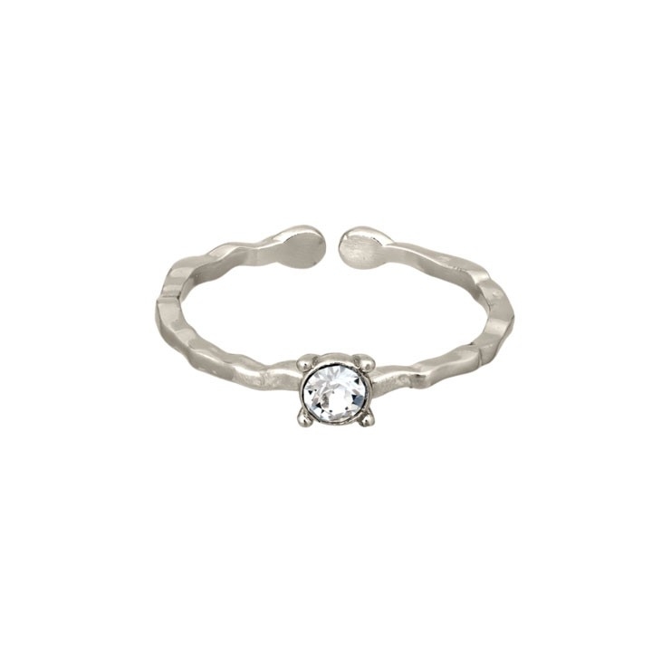 Delikat og veldig fin ring fra Lily and Rose utsmykket med rund Swarovski krystall foran. En sjarmerende ring med noe ujevne kanter og overflate. Justerbar størrelse.