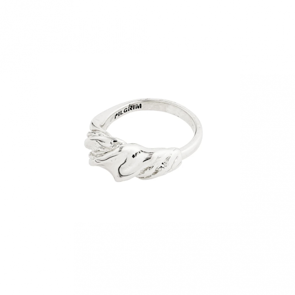 Dra på eventyr med Simplicity ring fra Pilgrims vårkolleksjon - en sølvbelagt ring inspirert av naturens bevegelser. Dette er rett og slett en chunky powerring med unik iøynefallende utforming. Et tilbehør som umiddelbart vil løfte antrekket ditt.