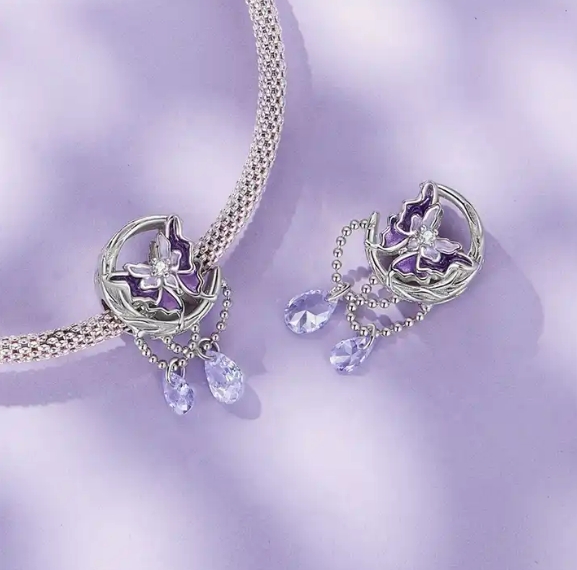 CLOSE UP OF JBX CHARM MOON BUTTERFLY SILVER IN THE BRACELET