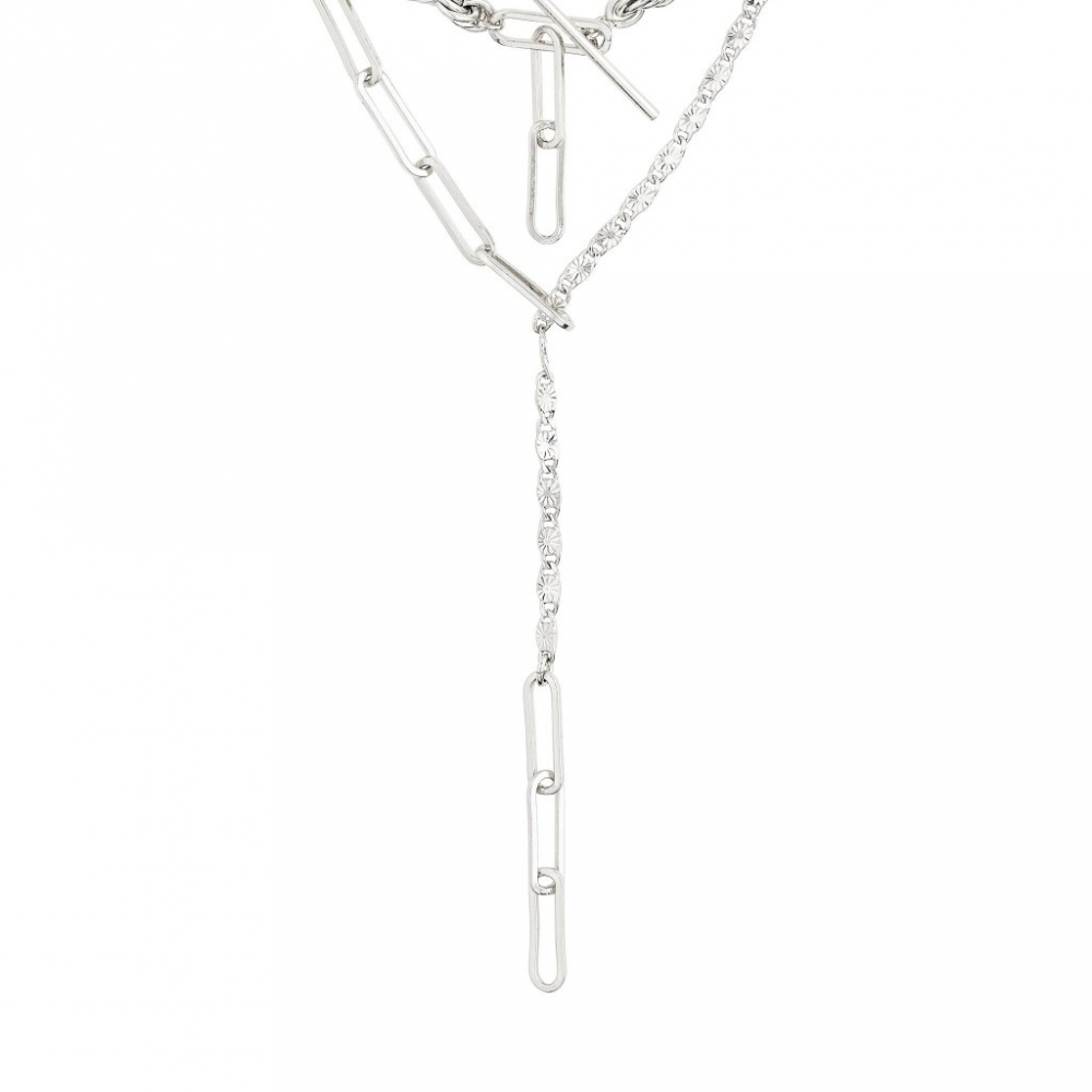 Halssmykke Simplicity fra Pilgrim er et fint halskjede med to forskjellige sølvbelagte kjeder. Kjedene har forskjellige tykkelse og design. Trendy og lekkert must-have smykke som vil fullføre enhver outfit.