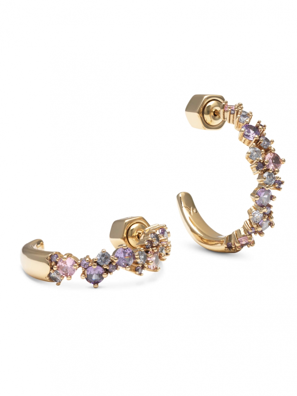 Et klassisk åpent hoop-design med en avantgarde-vri, dette elegante paret øredobber har en kombinasjon av rosarøde, ametyst- og klare cubic zirconia-krystaller som glitrer blant delikate gullbelagte perler.