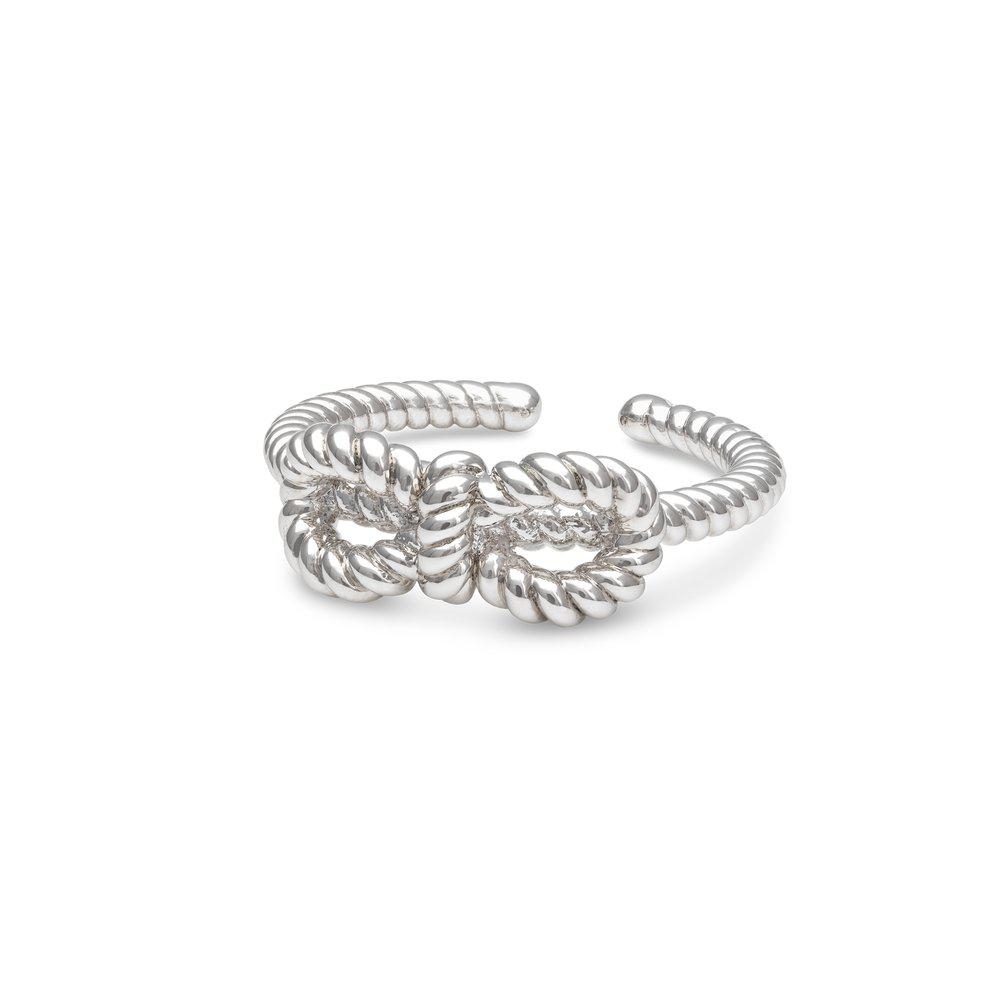 Skill deg ut fra det vanlige med denne sølvbelagte, åpne ringen i form av en tauvridd sløyfe. Den åpne designen gir fleksibilitet i størrelsen og sikrer en komfortabel passform for enhver finger.