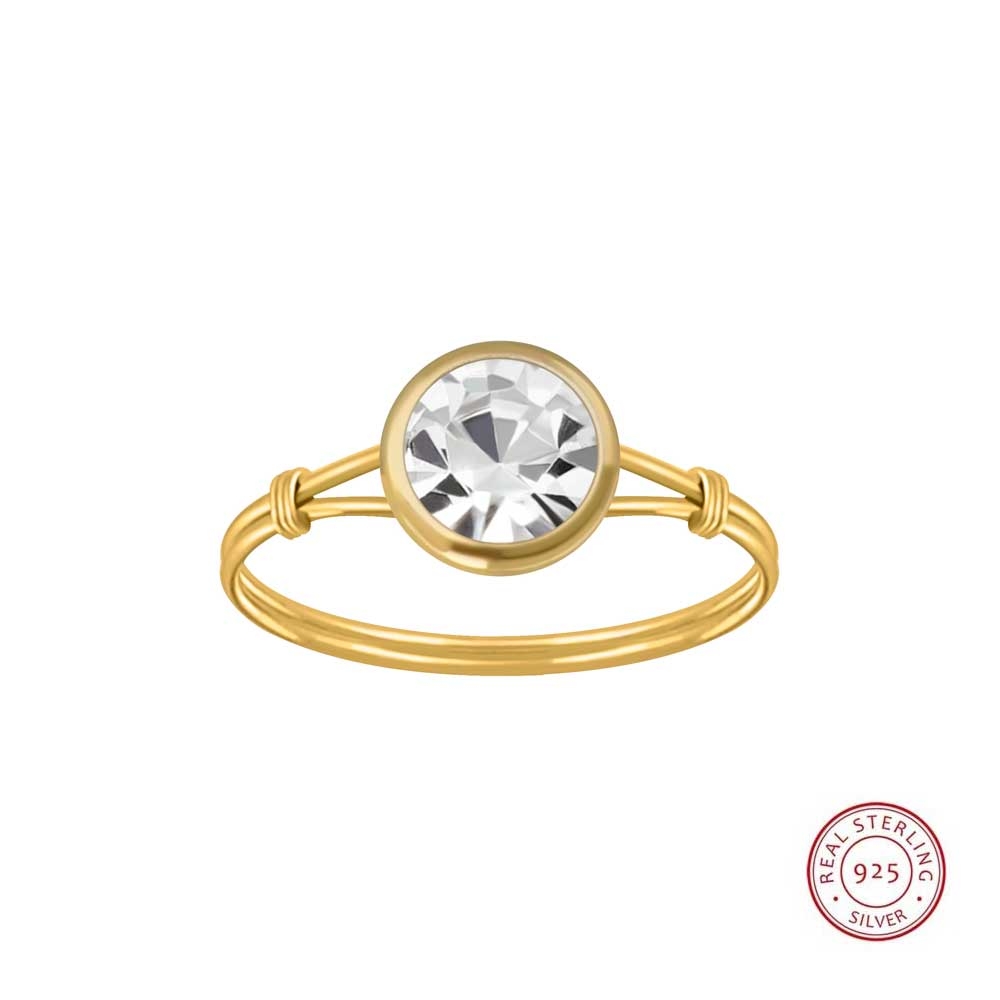Nydelig håndlaget ring prydet med stor glitrende Cubic Zirconia sten i klassisk blank farge. En dekorativ ring med fine detaljer i 14k gullbelagt ekte sølv 925s. Denne ringen retter fokuset mot hendene dine, og gir en glans utenom det vanlige.