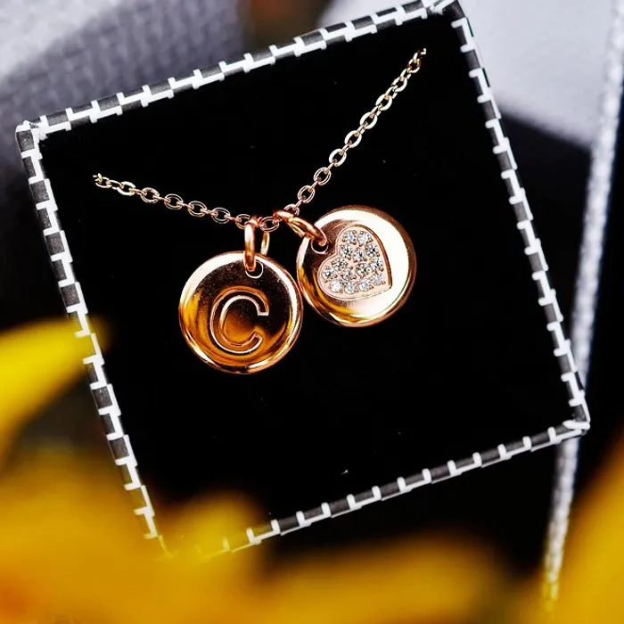 NÆRBILD AV CHARMENTITY SMYKKE MED BOKSTAV ROSÈ GULL