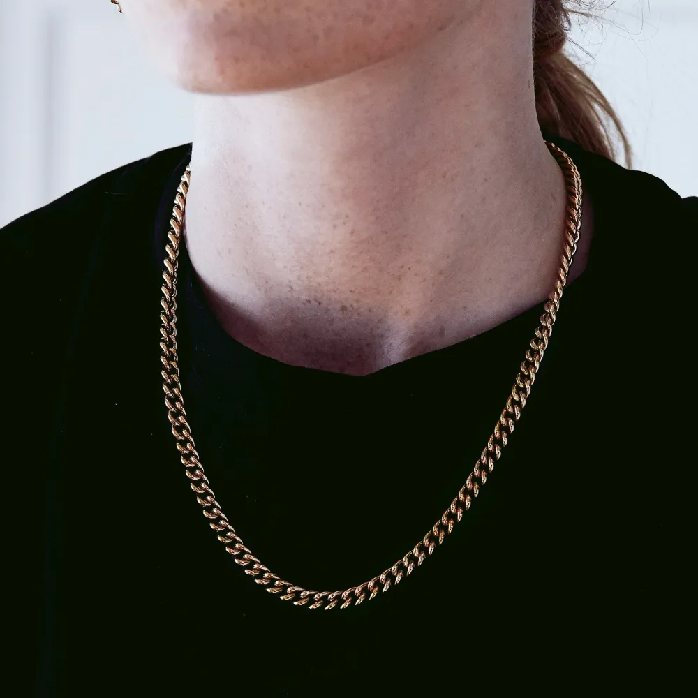 EDBLAD LOURDES TYNT GULLKJEDE BÅRET AV EN MODELL