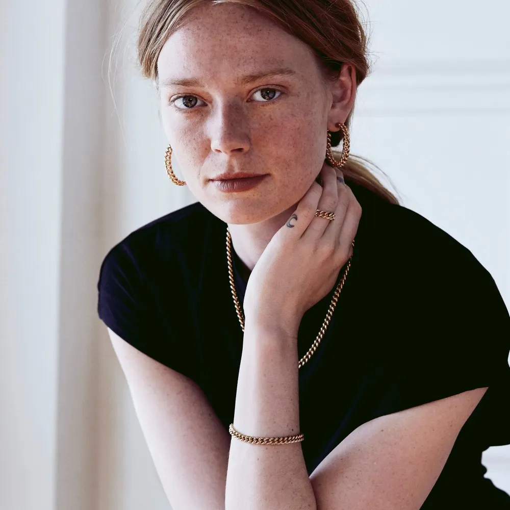 EDBLAD LOURDES TYNT GULLKJEDE BÅRET AV EN MODELL