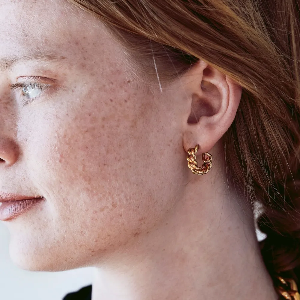 EDBLAD ØRERINGER LOURDES GULL bæres på øret