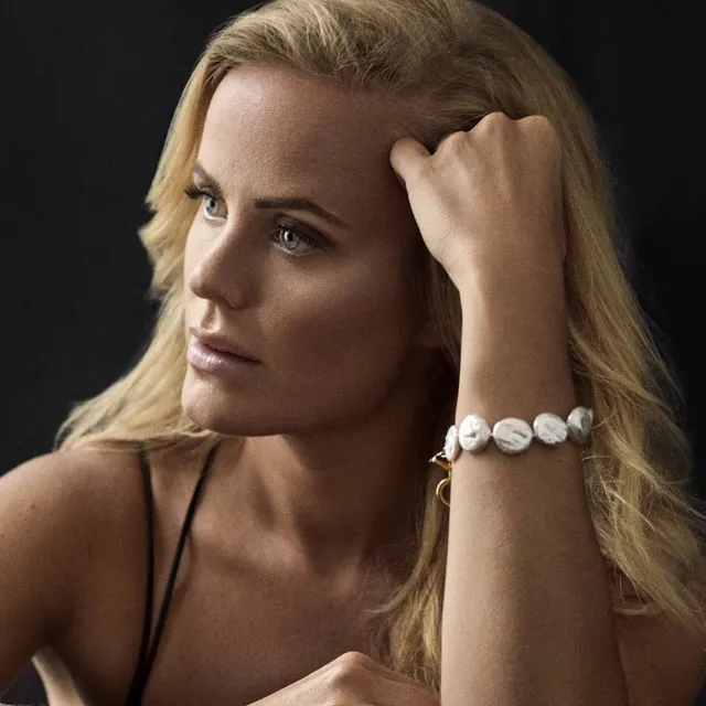 DREAM PERLEARMBÅND PÅ EN MODELLS HÅND