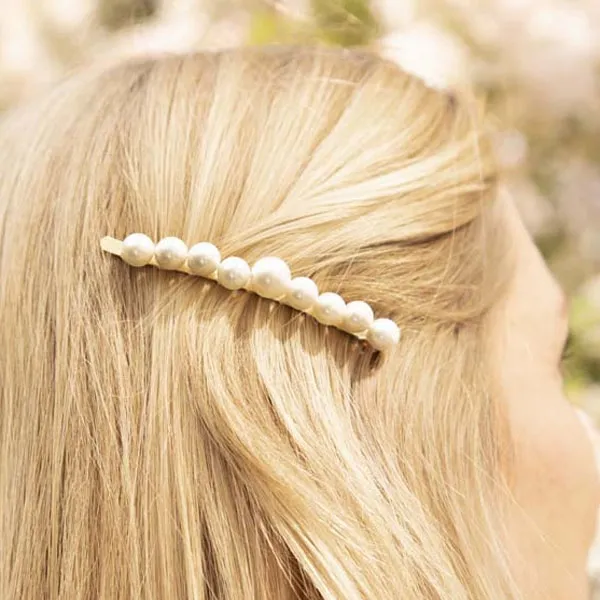 HÅRSPENNE MED PERLER PÅ EN MODELLS HÅR
